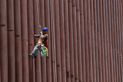 Obrero labora en Ciudad de México en junio 2024.