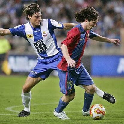 Riera y Messi disputan un balón en el partido de ida de la Supercopa.