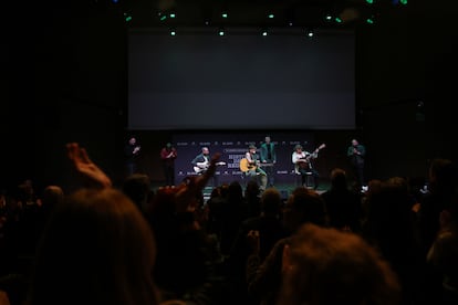 El cantante Dani Fernández junto al grupo Supersubmarina.