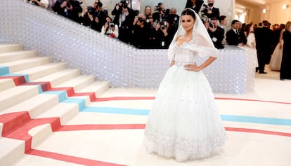 Penélope Cruz a su llegada a la alfombra roja de la gala Met.