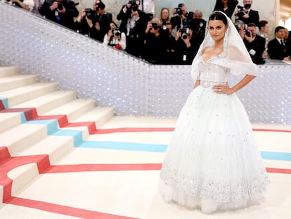 Penélope Cruz a su llegada a la alfombra roja de la gala Met.