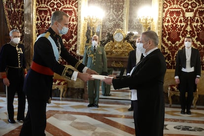 El rey Felipe VI recibe las Cartas Credenciales del embajador de la República de Argelia, Said Moussi, en un acto de enero.