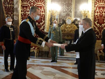 El rey Felipe VI recibe las Cartas Credenciales del embajador de la República de Argelia, Said Moussi, en un acto de enero.