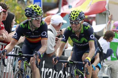 Ion Izagirre, junto a Alejandro Valverde en el ascenso de Pla d'Adet.