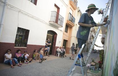 CASTELLON 10072016.
FANZARA, PEQUEÑO PUEBLO DE LA COMARCA CASTELLONENSE  DEL ALTO MIJARES, Y LAS FACHADAS DE SUS CASAS DECORADAS POR ARTISTAS INTERNACIONALES DEL GRAFITI Y EL DISEÑO. IMAGEN DEL MIAU 2016. VECINOS Y VISITANTES CONTEMPLAN EL TRABAJO DE UNO DE LOS ARTISTAS.
FOTOS ANGEL SANCHEZ