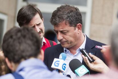 Gómez Besteiro atiende a las preguntas de la prensa, hoy, ante la sede del PSdeG en Santiago.