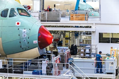 En los hangares de Airbus en Blagnac, a las afueras de Touluse, los gigantes A350 siguen siendo los ocupantes principales y m&aacute;s visibles. 