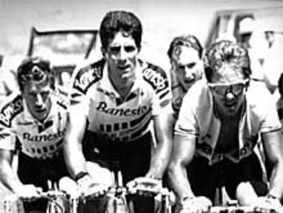 Indurain, en el centro, flanqueado por Delgado y LeMond en la ascensión al Tourmalet del Tour de 1990.