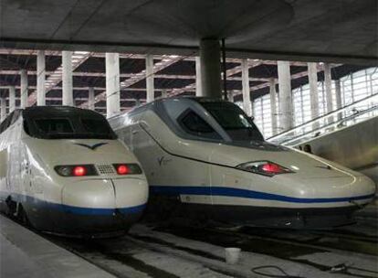 Máquinas del AVE 120, conocido popularmente como &#39;El Pato&#39;, fabricadas conjuntamente por Bombardier y Talgo, en la estación de Atocha en Madrid.