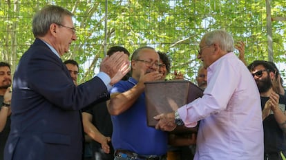 La familia de Antonio Rosales Rui, víctima del franquismo identificada en las fosas de Víznar (Granada), recibe los restos exhumados de su pariente, el pasado sábado.