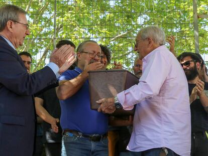 Familiares de Antonio Rosales, víctima del franquismo identificada en las fosas de Víznar (Granada), recupera este sábado sus restos exhumados, durante un acto con el secretario de Estado de Memoria Democrática, Fernando Martínez, a la izquierda.