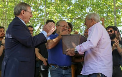 Familiares de Antonio Rosales, víctima del franquismo identificada en las fosas de Víznar (Granada), recupera este sábado sus restos exhumados, durante un acto con el secretario de Estado de Memoria Democrática, Fernando Martínez, a la izquierda.