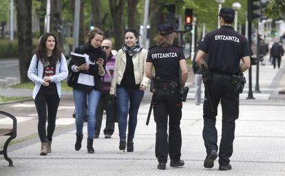 Dos 'ertzainas' patrullan por San Sebastián. 