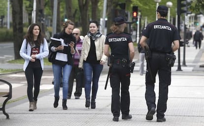Dos 'ertzainas' patrullan por San Sebastián.