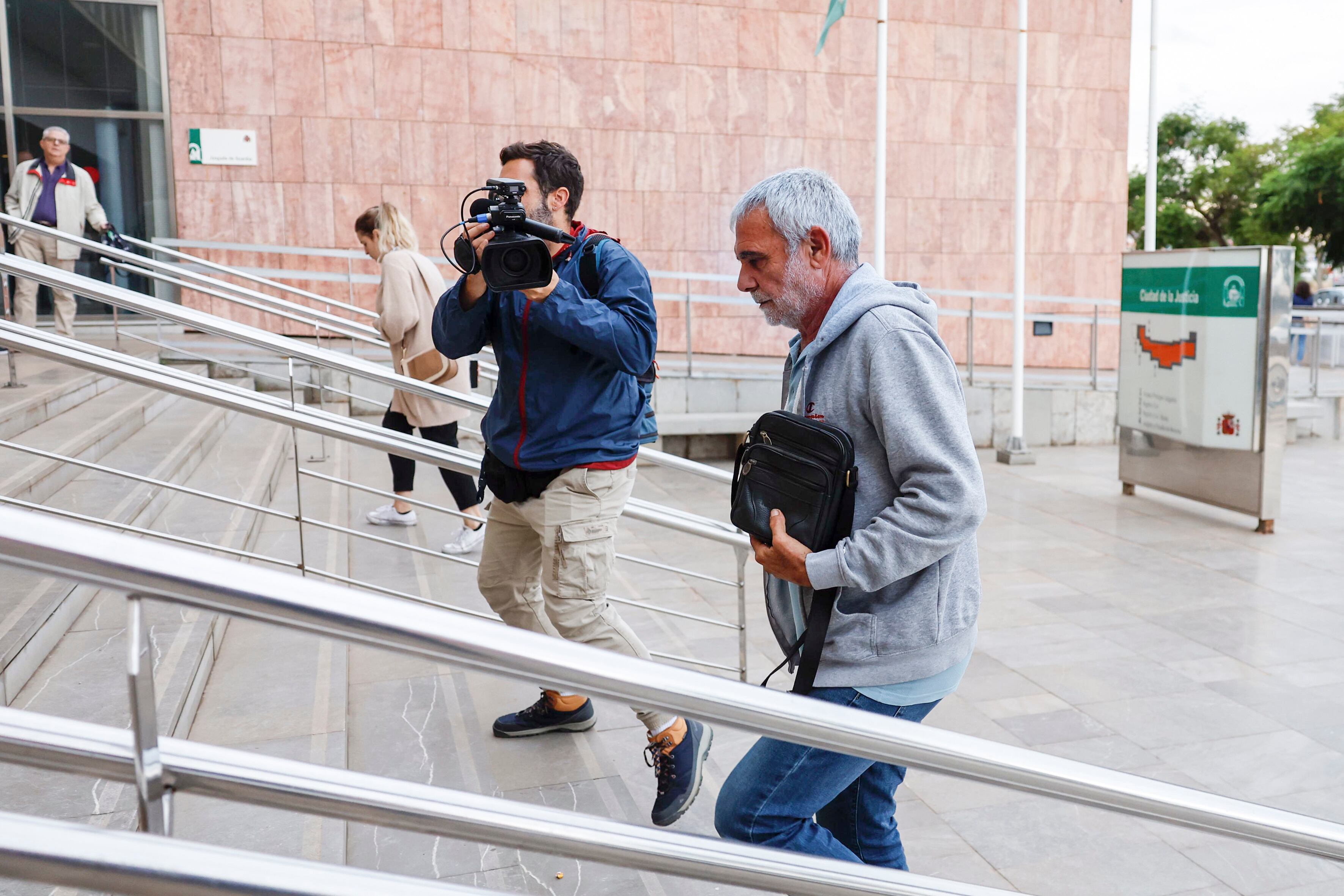 Manuel Alonso, el exmarido de Lucia Garrido, asesinada, y acusado de otras dos muertes, entra en la Audiencia Provincial de Málaga.