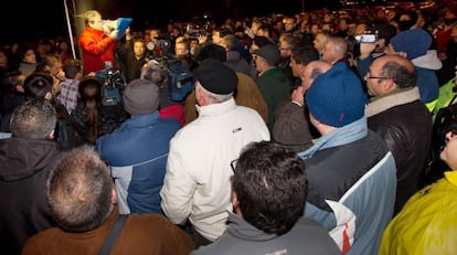 Un miembro del comité de empresa se dirige a la asamblea de trabajadores de Inagra.