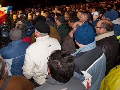 Un miembro del comité de empresa se dirige a la asamblea de trabajadores de Inagra.