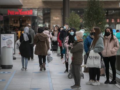 El centro comercial Finestrelles, de Esplugues de Llobregat, el uno de marzo pasado, cuando reabrieron tras las restricciones del covid.