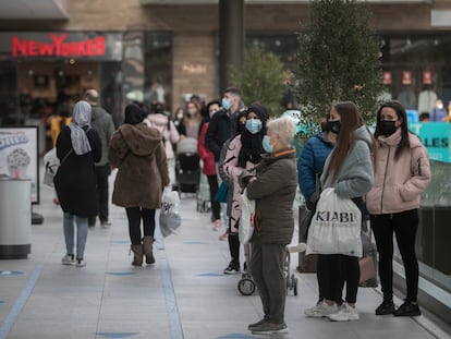 Colas en un centro comercial de Barcelona durante la pandemia.