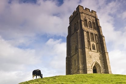 Algo que se yergue sobre la planicie de Somerset de un modo tan imponente reúne todos los requisitos para ser considerado como un objeto mitológico. Bienvenidos, en efecto, a la Torre de San Miguel, la morada de Gwyn ap Nudd, señor del mundo de las hadas. Según la mitología galesa, este personaje legendario viviría en este cerro, de 158 metros. La voz celta tor, “monte”, se refiere al propio cerro; la torre que hay en la cima de este son los restos de una iglesia cristiana. Acaso este cerro sea también ese místico Avalon de la leyenda del rey Arturo. En tal sentido apuntaría el antiguo nombre de Ynys yr Afalon.  <br></br> Más información: visitbritain.com