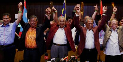 Mahathir Mohamad (centro), ganador de las elecciones, celebra la victoria con su equipo.