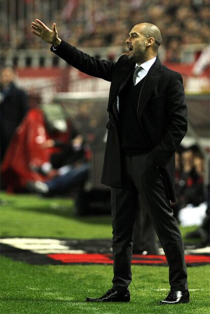 Guardiola da instrucciones durante el partido.