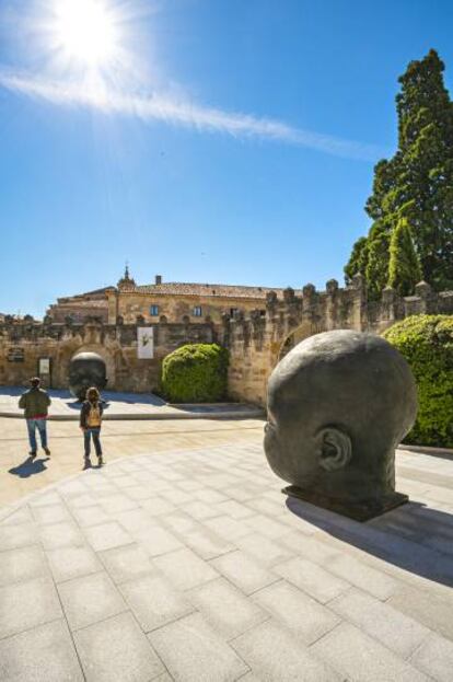 Las esculturas 'Carmen despierta' y 'Carmen dormida', de Antonio López, en Santo Domingo de Silos.