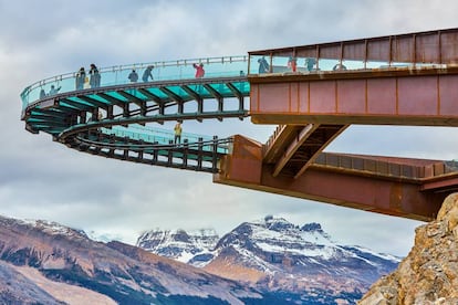 Mirador Glacier Skywalk sobre el valle de Sunwapta en Jasper (Alberta).