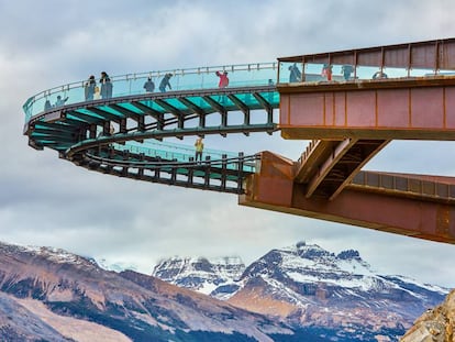 Mirador Glacier Skywalk sobre el valle de Sunwapta en Jasper (Alberta).