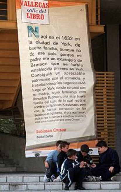 Cartel con la primera página de <i>Robinson Crusoe</i>, a la entrada de una biblioteca pública de Vallecas.