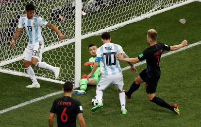 Lionel Messi (centro) durante una jugada.