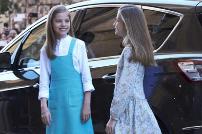 Los Reyes de España, Felipe VI y Letizia, así como sus hijas, la princesa Leonor y la infanta Sofía, y los Reyes eméritos han asistido este domingo, como cada año, a la misa que se celebra en la Catedral de Palma con motivo del Domingo de Resurrección. En la imagen, la princesa Leonor (d) y la infanta Sofía llegan a la catedral de Mallorca.