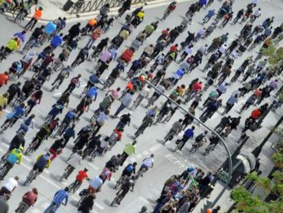 Una vista de la manifestaci&oacute;n de bicicletas desde las torres de Serranos en Valencia.