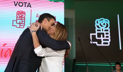 El presidente del Gobierno, Pedro Sánchez, abraza a la presidenta de la Junta de Andalucia, Susana Díaz, durante un mitin en Chiclana (Cádiz), el 18 de noviembre de 2018.