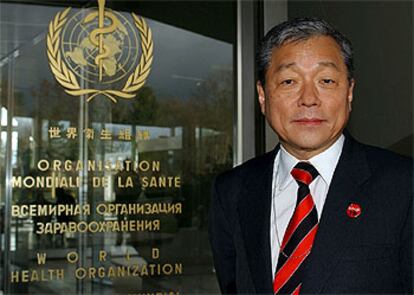 Jong-wook Lee, tras ser elegido ayer director general de la OMS, en la sede de la organización en Ginebra.