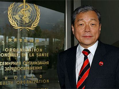 Jong-wook Lee, tras ser elegido ayer director general de la OMS, en la sede de la organización en Ginebra.