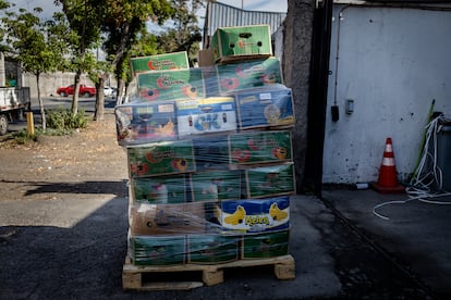 Cajas con verduras apiladas. 

