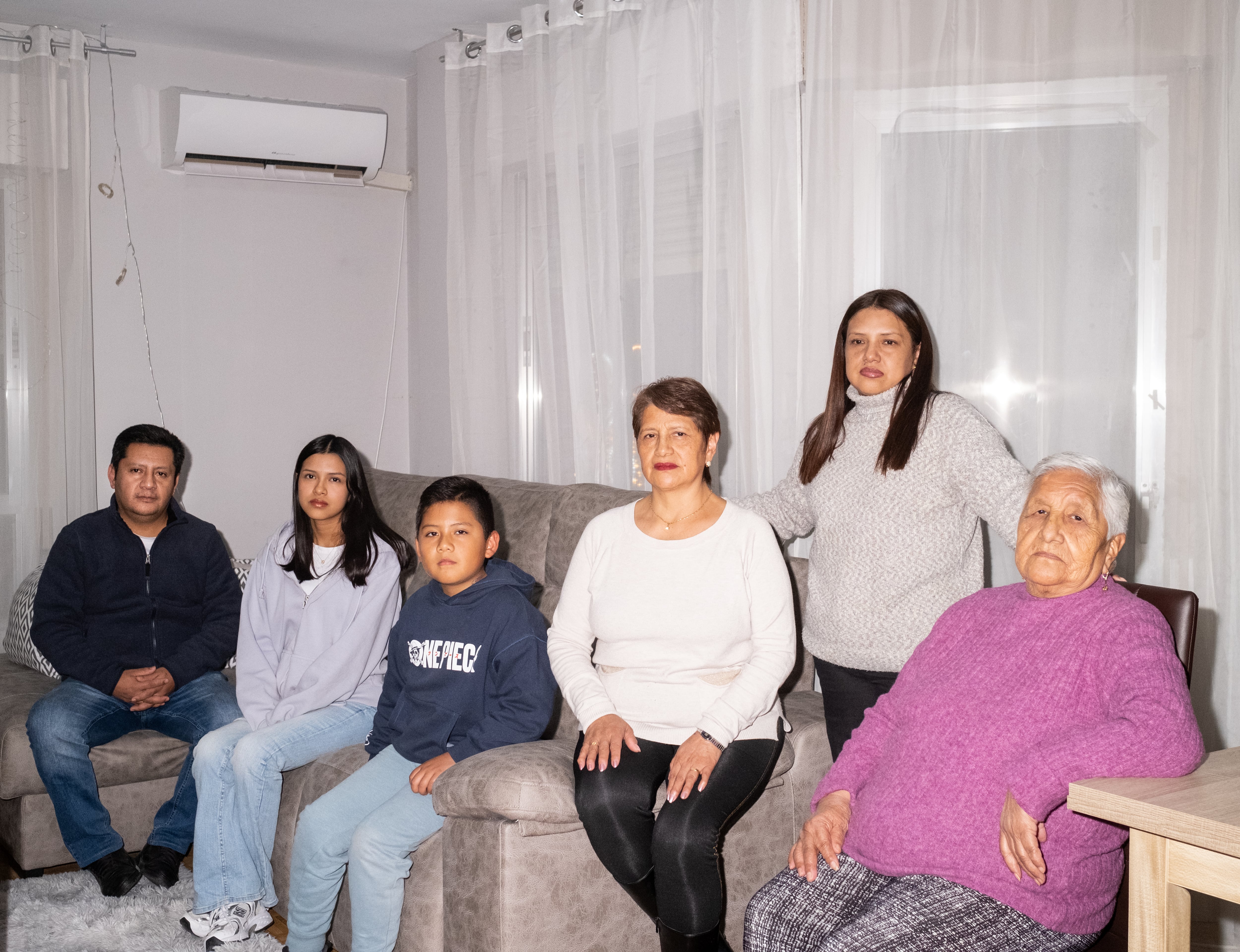 En el centro de la foto sentada en el respaldar, Yolanda Naranjo. A la dcha., su hija Jenny Correa y su madre Dolores Trávez; a la izqda., su cuñado Patricio Puente y sus nietos Paula Pacheco y Matthew Puente.