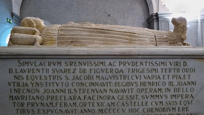 Sepulcro de Lorenzo Suárez de Figueroa, con 'Amadís' a sus pies, en Sevilla