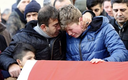 Familiares lloran durante el funeral de una de las víctimas del ataque, en Ayhan Arik (Turquía).