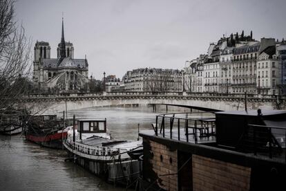 Vista de la crecida del sena a su paso por la catedral de Notre-Dame en París (Francia).