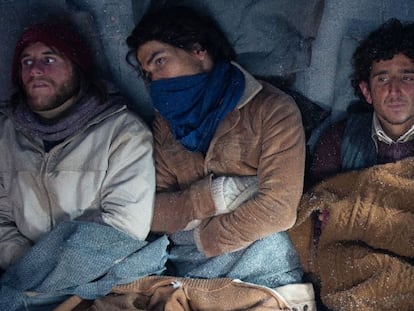 Fotograma de 'La sociedad de la nieve' con los supervivientes dentro del avión estrellado.