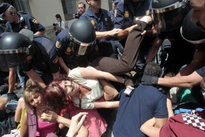 Un momento del desalojo de la salida del aparcamiento del Ayuntamiento, situado en la calle Sacramento, donde los indignados realizaban una sentada.