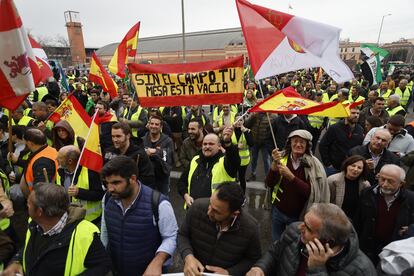 Centenares de agricultores se concentran este jueves ante el Ministerio. 