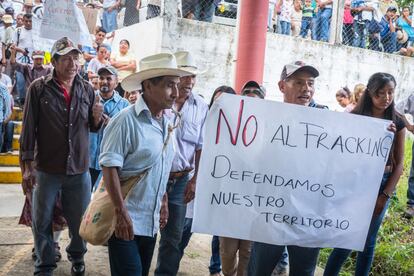 Las comunidades indígenas de la Huasteca Potosina se han puesto en pie de guerra contra las grandes compañías que quieren explotar la tierra. La sociedad civil y los líderes locales ya han comenzado a movilizarse. Ahora, buscan respaldo de sus dirigentes estatales. En la imagen, manifestantes contra el 'fracking' durante el Encuentro de los Pueblos, Comunidades y Organizaciones Indígenas celebrado el 25 de agosto pasado en Chimalaco, Municipio de Axtla de Terrazas, San Luis Potosí.