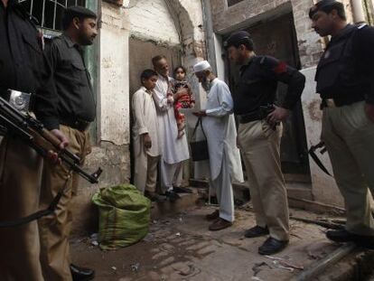 En algunas zonas de Pakistán los sanitarios tienen que ir escoltados para vacunar a los niños contra la polio.