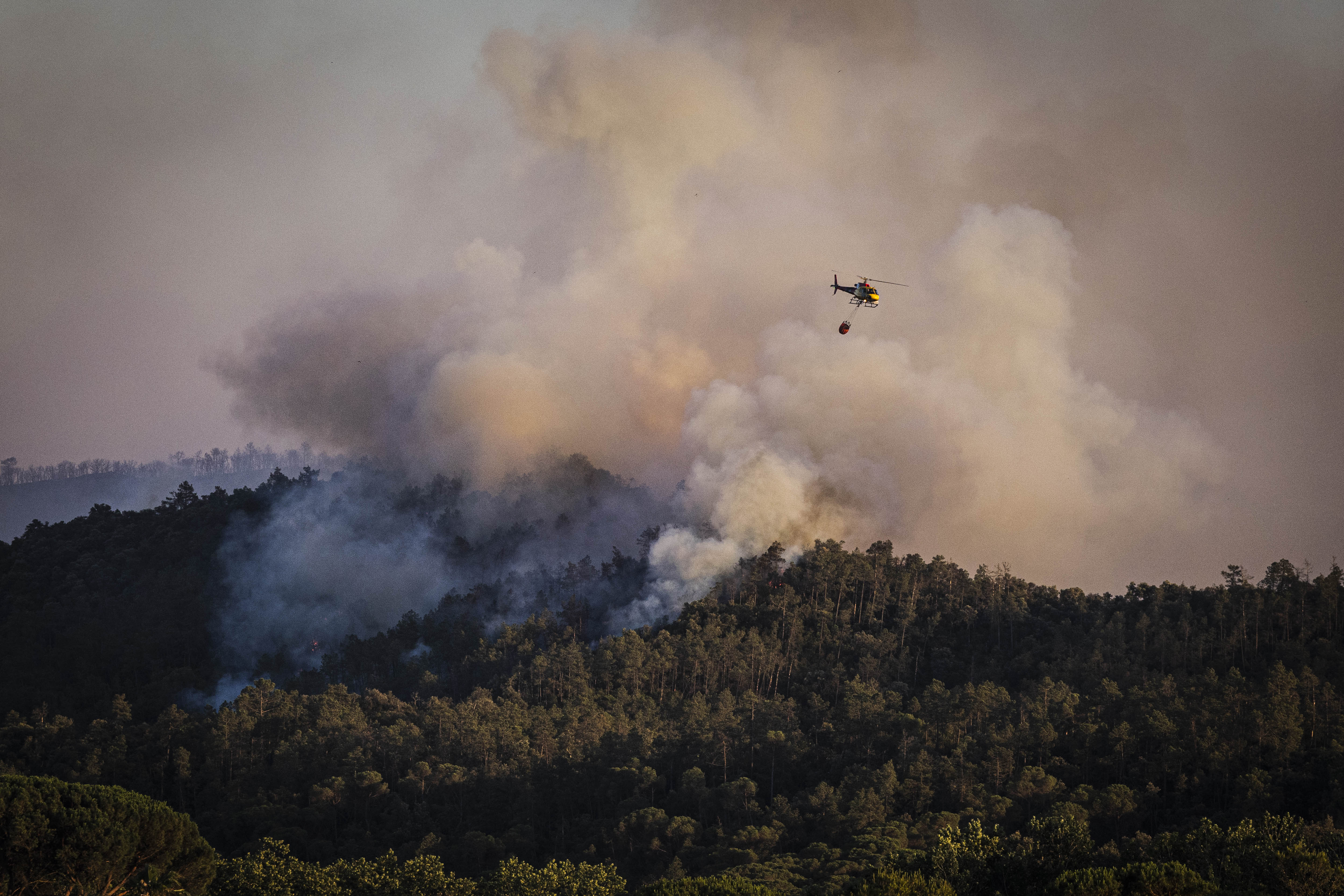 Un incendio quema 2.300 hectáreas en la Costa Brava y obliga a confinar a&hellip;