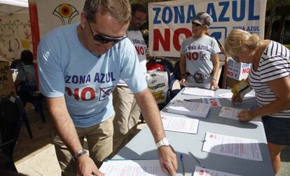 Recogida de firmas contra la ampliaci&oacute;n de la zona azul, ayer, en el D&iacute;a del Vecino de Alicante.