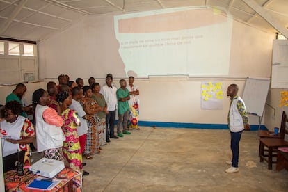 Los equipos de Médicos Sin Fronteras (MSF) y del Ministerio de Salud congolés, durante una de las formaciones que ofrecen sobre la lucha contra la mortalidad materna y la prevención de abortos clandestinos en el hospital general de referencia de Walikale, el 21 de febrero. "Estas sesiones son extremadamente útiles, ya que refuerzan nuestros conocimientos y enriquecen lo que hemos aprendido en la escuela", dice Asha Riziki Laurette, matrona de la clínica Tumaini.