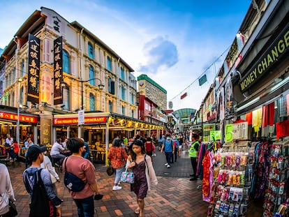 2MWPK61 Chinatown Street Market during Chinese New Year. It is a popular spots to visit in Singapore.